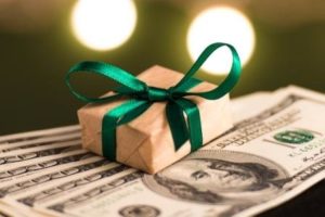 Как подарить подарки сотрудникам и избежать страховых взносов